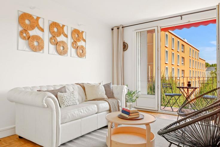 Elegant gestaltetes Wohnzimmer mit moderner Einrichtung in einer Wohnung im Building Rue Marat - full-concierge - 1603944 in Ivry-sur-Seine, Ivry-sur-Seine Elegant gestaltetes Wohnzimmer mit moderner Einrichtung in einer Wohnung im Building Rue Marat - full-concierge - 1603944 in Ivry-sur-Seine, Ivry-sur-Seine