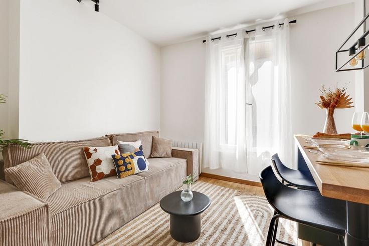 Salle de séjour élégante avec mobilier moderne dans un appartement à Building Rue de l'Amiral Roussin - full-concierge - 1608734 à 15th arrondissement, Paris Salle de séjour élégante avec mobilier moderne dans un appartement à Building Rue de l'Amiral Roussin - full-concierge - 1608734 à 15th arrondissement, Paris