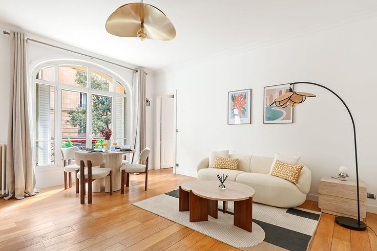 Salle de séjour élégante avec mobilier moderne dans un appartement à Building Rue Beaubourg - full-concierge - 1626833 à 3rd arrondissement, Paris Salle de séjour élégante avec mobilier moderne dans un appartement à Building Rue Beaubourg - full-concierge - 1626833 à 3rd arrondissement, Paris