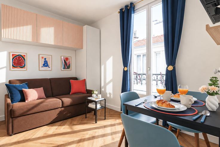 Elegante sala de estar con mobiliario moderno en un apartamento en Building Rue Saint-Bernard - full-concierge - 1633996 en 11th arrondissement, Paris