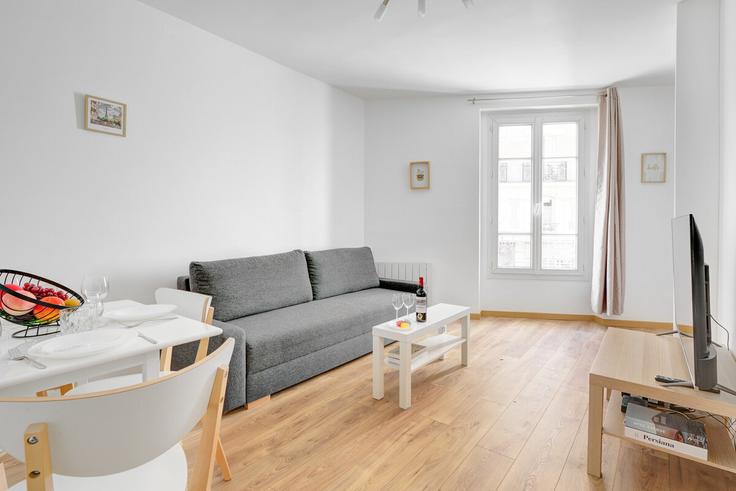 Salle de séjour élégante avec mobilier moderne dans un appartement à Building Rue du Dessous des Berges - full-concierge - 1513013 à 13th arrondissement, Paris