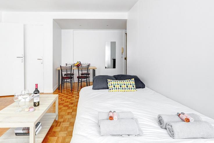 Salle de séjour élégante avec mobilier moderne dans un appartement à Building Avenue Victor Hugo - full-concierge - 1513017 à 16th arrondissement, Paris