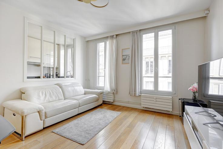 Salle de séjour élégante avec mobilier moderne dans un appartement à Building Rue Cardinet - full-concierge - 1513016 à 17th arrondissement, Paris
