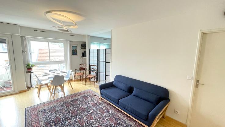 Building Boulevard de Port-Royal - full-concierge - 1512993 adresindeki bir dairede modern mobilyalarla zarif bir şekilde tasarlanmış oturma odası 13th arrondissement, Paris