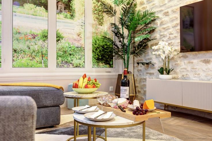 Salle de séjour élégante avec mobilier moderne dans un appartement à Building Rue des Partants - full-concierge - 1512988 à 20th arrondissement of Paris, Paris