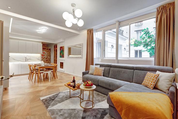 Elegante sala de estar con mobiliario moderno en un apartamento en Building Rue des Partants - full-concierge - 1512988 en 20th arrondissement of Paris, Paris