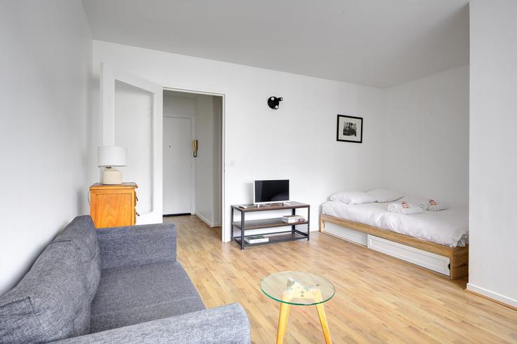 Salle de séjour élégante avec mobilier moderne dans un appartement à Building Rue Oberkampf - full-concierge - 1513002 à 11th arrondissement, Paris Salle de séjour élégante avec mobilier moderne dans un appartement à Building Rue Oberkampf - full-concierge - 1513002 à 11th arrondissement, Paris