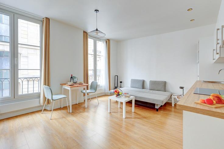Salle de séjour élégante avec mobilier moderne dans un appartement à Building Avenue de la République - full-concierge - 1285711 - PAR à 11th arrondissement, Paris Salle de séjour élégante avec mobilier moderne dans un appartement à Building Avenue de la République - full-concierge - 1285711 - PAR à 11th arrondissement, Paris