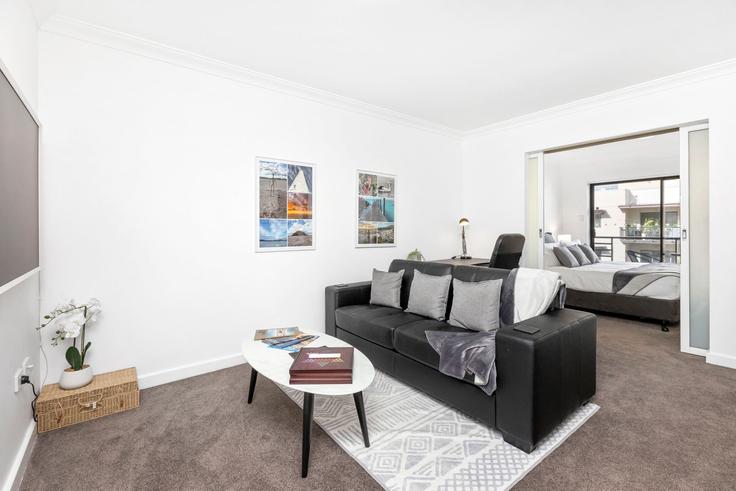 Elegante sala de estar con mobiliario moderno en un apartamento en Building Mounts Bay Road - full-house-management - 1304247 - AUS en Perth, Perth