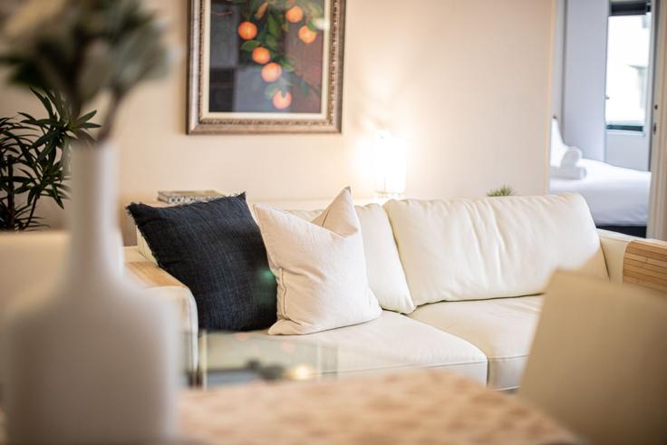 Elegant gestaltetes Wohnzimmer mit moderner Einrichtung in einer Wohnung im Building Mounts Bay Road - full-house-management - 1304246 - AUS in Perth, Perth Elegant gestaltetes Wohnzimmer mit moderner Einrichtung in einer Wohnung im Building Mounts Bay Road - full-house-management - 1304246 - AUS in Perth, Perth