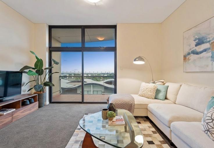 Elegante sala de estar con mobiliario moderno en un apartamento en Building Mounts Bay Road - full-house-management - 1648303 en Perth, Perth Elegante sala de estar con mobiliario moderno en un apartamento en Building Mounts Bay Road - full-house-management - 1648303 en Perth, Perth