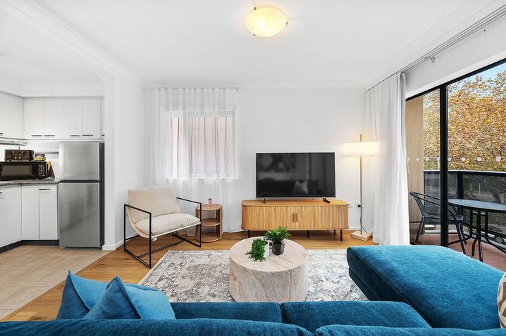 Elegante sala de estar con mobiliario moderno en un apartamento en Building Mounts Bay Road - full-house-management - 1304257 - AUS en Perth, Perth Elegante sala de estar con mobiliario moderno en un apartamento en Building Mounts Bay Road - full-house-management - 1304257 - AUS en Perth, Perth