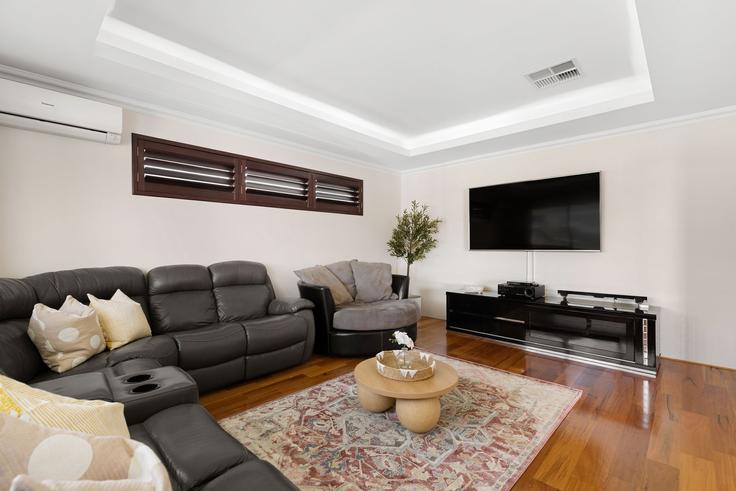 Salle de séjour élégante avec mobilier moderne dans un appartement à Building Gael Place - full-house-management - 1533084 à Dudley Park, Mandurah