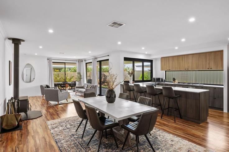 Elegant gestaltetes Wohnzimmer mit moderner Einrichtung in einer Wohnung im Building Kawana Boulevard - full-house-management - 1648302 in Dunsborough, Dunsborough