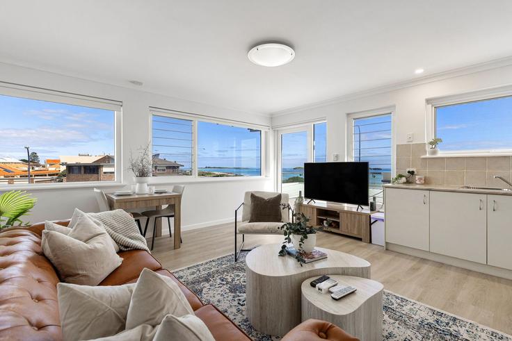 Sala de estar elegantemente projetada com móveis modernos em um apartamento no Building Arcadia Place - full-house-management - 1304241 - AUS em Shoalwater, Perth