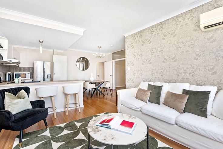 Elegante sala de estar con mobiliario moderno en un apartamento en Building Forrest Avenue - full-house-management - 1304260 - AUS en East Perth, Perth