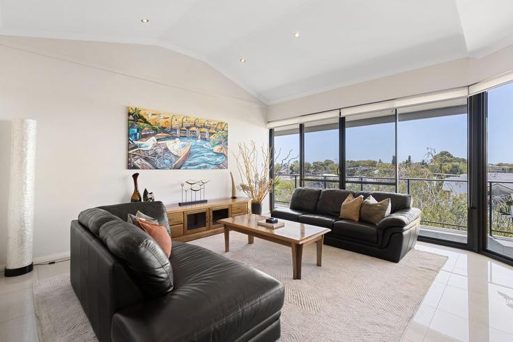 Mandurah, Mandurah에 위치한 Building Davey Street - full-house-management - 1533085 유닛의 세련된 인테리어가 돋보이는 거실 Mandurah, Mandurah에 위치한 Building Davey Street - full-house-management - 1533085 유닛의 세련된 인테리어가 돋보이는 거실