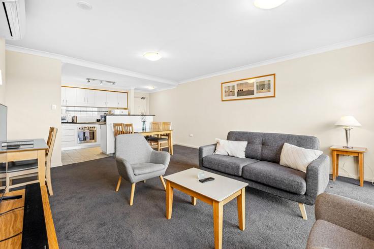 Elegante sala de estar con mobiliario moderno en un apartamento en Building Mounts Bay Road - full-house-management - 1304264 - AUS en Perth, Perth