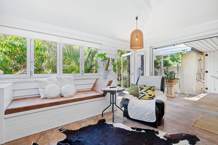 Elegant gestaltetes Wohnzimmer mit moderner Einrichtung in einer Wohnung im Building Hammad Street - full-house-management - 1304242 - AUS in Palmyra, Perth Elegant gestaltetes Wohnzimmer mit moderner Einrichtung in einer Wohnung im Building Hammad Street - full-house-management - 1304242 - AUS in Palmyra, Perth