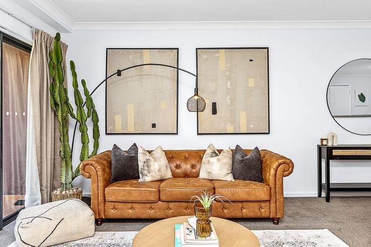 Elegant gestaltetes Wohnzimmer mit moderner Einrichtung in einer Wohnung im Building Mounts Bay Road - full-house-management - 1304240 - AUS in Perth, Perth Elegant gestaltetes Wohnzimmer mit moderner Einrichtung in einer Wohnung im Building Mounts Bay Road - full-house-management - 1304240 - AUS in Perth, Perth