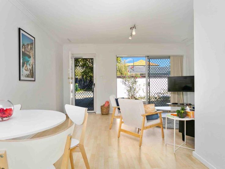 Elegant gestaltetes Wohnzimmer mit moderner Einrichtung in einer Wohnung im Building Waddell Road - full-house-management - 1304269 - AUS in Bicton, Perth Elegant gestaltetes Wohnzimmer mit moderner Einrichtung in einer Wohnung im Building Waddell Road - full-house-management - 1304269 - AUS in Bicton, Perth