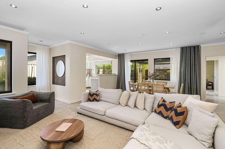 Elegante sala de estar con mobiliario moderno en un apartamento en Building Morley Drive - full-house-management - 1648304 en Morley, Perth Elegante sala de estar con mobiliario moderno en un apartamento en Building Morley Drive - full-house-management - 1648304 en Morley, Perth