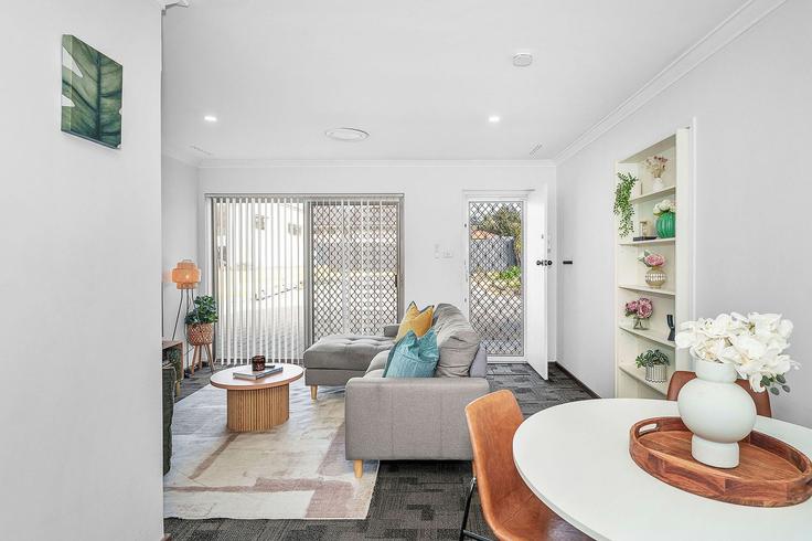 Elegant gestaltetes Wohnzimmer mit moderner Einrichtung in einer Wohnung im Building Waddell Road - full-house-management - 1648301 in Bicton, Perth Elegant gestaltetes Wohnzimmer mit moderner Einrichtung in einer Wohnung im Building Waddell Road - full-house-management - 1648301 in Bicton, Perth