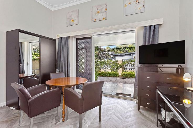 Sala de estar elegantemente projetada com móveis modernos em um apartamento no Building Stirling Street - full-house-management - 1304253 - AUS em Fremantle, Perth Sala de estar elegantemente projetada com móveis modernos em um apartamento no Building Stirling Street - full-house-management - 1304253 - AUS em Fremantle, Perth