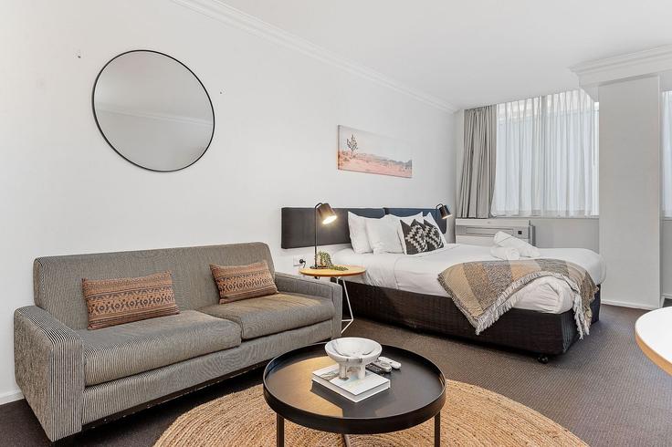 Sala de estar elegantemente projetada com móveis modernos em um apartamento no Building Murray Street - full-house-management - 1304266 - AUS em Perth, Perth Sala de estar elegantemente projetada com móveis modernos em um apartamento no Building Murray Street - full-house-management - 1304266 - AUS em Perth, Perth