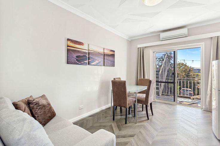 Sala de estar elegantemente projetada com móveis modernos em um apartamento no Building Stirling Street - full-house-management - 1304268 - AUS em Fremantle, Perth Sala de estar elegantemente projetada com móveis modernos em um apartamento no Building Stirling Street - full-house-management - 1304268 - AUS em Fremantle, Perth