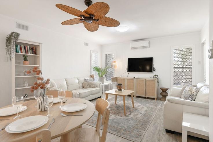 Elegant gestaltetes Wohnzimmer mit moderner Einrichtung in einer Wohnung im Building Parkin Street - full-house-management - 1304254 - AUS in Rockingham, Perth Elegant gestaltetes Wohnzimmer mit moderner Einrichtung in einer Wohnung im Building Parkin Street - full-house-management - 1304254 - AUS in Rockingham, Perth