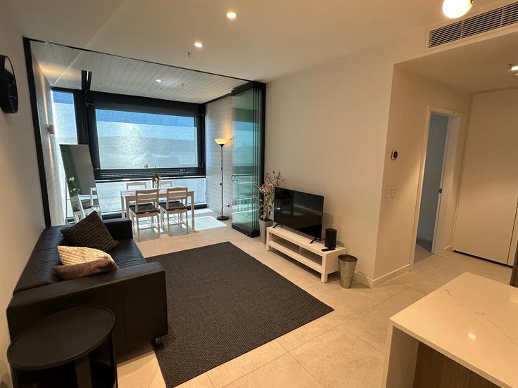Salle de séjour élégante avec mobilier moderne dans un appartement à Building Milligan Street - fullybookbnb - 1502555 à Perth, Perth Salle de séjour élégante avec mobilier moderne dans un appartement à Building Milligan Street - fullybookbnb - 1502555 à Perth, Perth