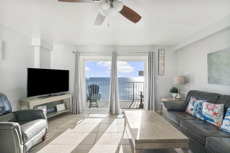 Building Thomas Drive - funquest - 1354911 adresindeki bir dairede modern mobilyalarla zarif bir şekilde tasarlanmış oturma odası Panama City Beach, Panama City Beach