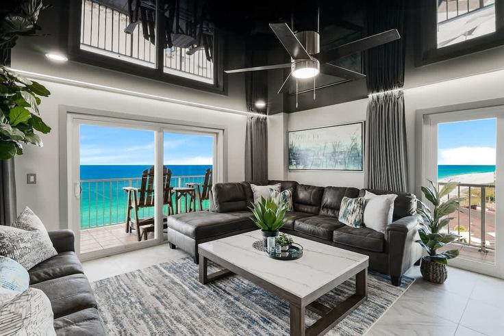 Sala de estar elegantemente projetada com móveis modernos em um apartamento no Building Thomas Drive - funquest - 1355023 em Panama City Beach, Panama City Beach