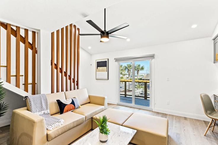 Elegant gestaltetes Wohnzimmer mit moderner Einrichtung in einer Wohnung im Building Thomas Drive - funquest - 1355032 in Lower Grand Lagoon, Lower Grand Lagoon Elegant gestaltetes Wohnzimmer mit moderner Einrichtung in einer Wohnung im Building Thomas Drive - funquest - 1355032 in Lower Grand Lagoon, Lower Grand Lagoon