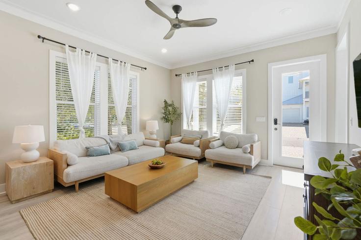 Salle de séjour élégante avec mobilier moderne dans un appartement à Building West Willow Mist Road - funquest - 1355043 à Panama City Beach, Panama City Beach Salle de séjour élégante avec mobilier moderne dans un appartement à Building West Willow Mist Road - funquest - 1355043 à Panama City Beach, Panama City Beach