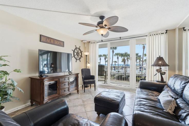 Lower Grand Lagoon, Lower Grand Lagoon에 위치한 Building Thomas Drive - funquest - 1405401 유닛의 세련된 인테리어가 돋보이는 거실