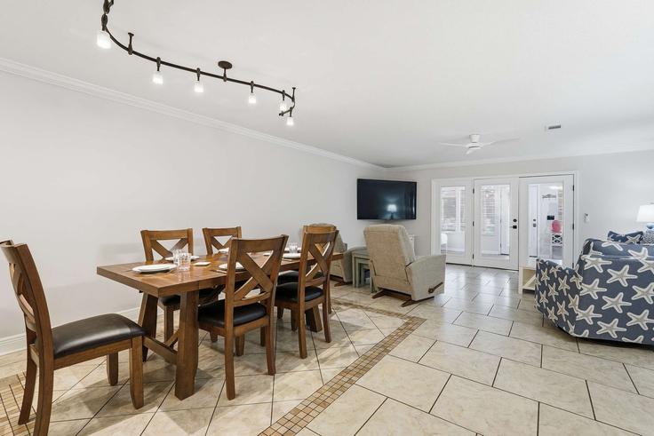 Salle de séjour élégante avec mobilier moderne dans un appartement à Building Grande Island Boulevard - funquest - 1355007 à Panama City Beach, Panama City Beach