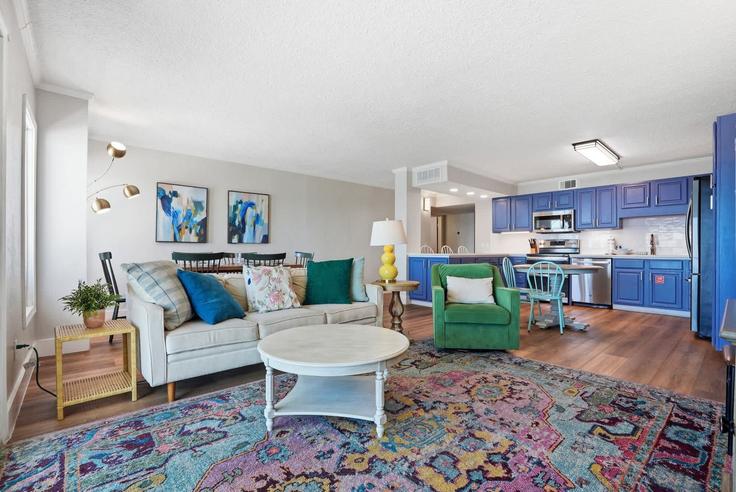 Salle de séjour élégante avec mobilier moderne dans un appartement à Building Thomas Drive - funquest - 1491598 à Panama City Beach, Panama City Beach