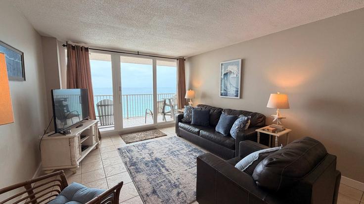 Salle de séjour élégante avec mobilier moderne dans un appartement à Building Thomas Drive - funquest - 1491597 à Lower Grand Lagoon, Lower Grand Lagoon Salle de séjour élégante avec mobilier moderne dans un appartement à Building Thomas Drive - funquest - 1491597 à Lower Grand Lagoon, Lower Grand Lagoon