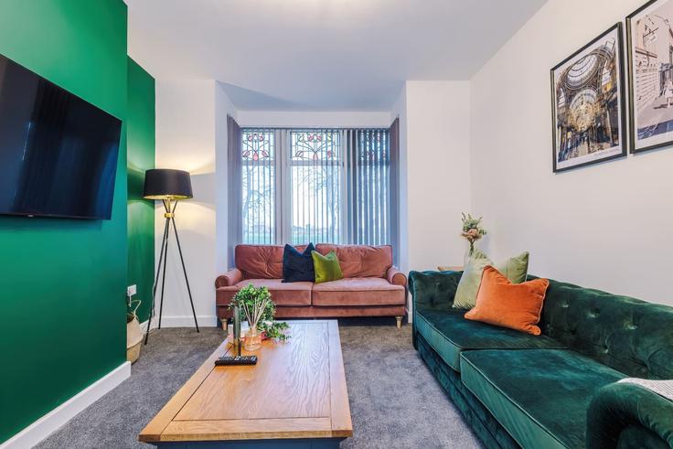 Elegante sala de estar con mobiliario moderno en un apartamento en Building Cleckheaton Road - furnished-accommodation - 1571297 en City of Bradford, Bradford Elegante sala de estar con mobiliario moderno en un apartamento en Building Cleckheaton Road - furnished-accommodation - 1571297 en City of Bradford, Bradford