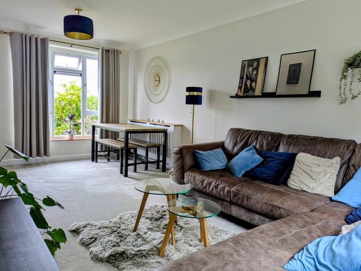 Elegant gestaltetes Wohnzimmer mit moderner Einrichtung in einer Wohnung im Building Butterbowl Drive - furnished-accommodation - 1613376 in City of Leeds, Leeds