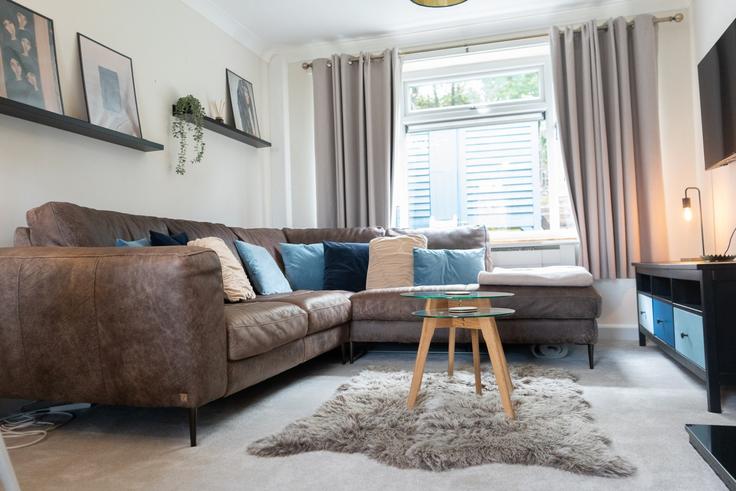 Sala de estar elegantemente projetada com móveis modernos em um apartamento no Building Butterbowl Drive - furnished-accommodation - 1613376 em City of Leeds, Leeds