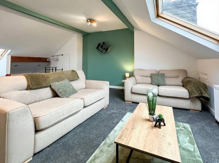 Elegant gestaltetes Wohnzimmer mit moderner Einrichtung in einer Wohnung im Building West End Avenue - furnished-accommodation - 1571293 in Harrogate, Harrogate Elegant gestaltetes Wohnzimmer mit moderner Einrichtung in einer Wohnung im Building West End Avenue - furnished-accommodation - 1571293 in Harrogate, Harrogate
