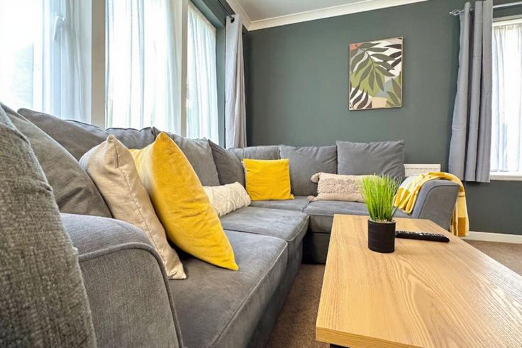 Elegant gestaltetes Wohnzimmer mit moderner Einrichtung in einer Wohnung im Building Harlow Manor Park - furnished-accommodation - 1571288 in Harrogate, Harrogate Elegant gestaltetes Wohnzimmer mit moderner Einrichtung in einer Wohnung im Building Harlow Manor Park - furnished-accommodation - 1571288 in Harrogate, Harrogate