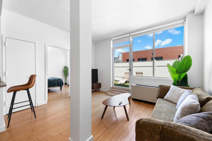 Elegant gestaltetes Wohnzimmer mit moderner Einrichtung in einer Wohnung im Building Saint Marks Place - furnished-club-1 - 1604395 in Manhattan, New York