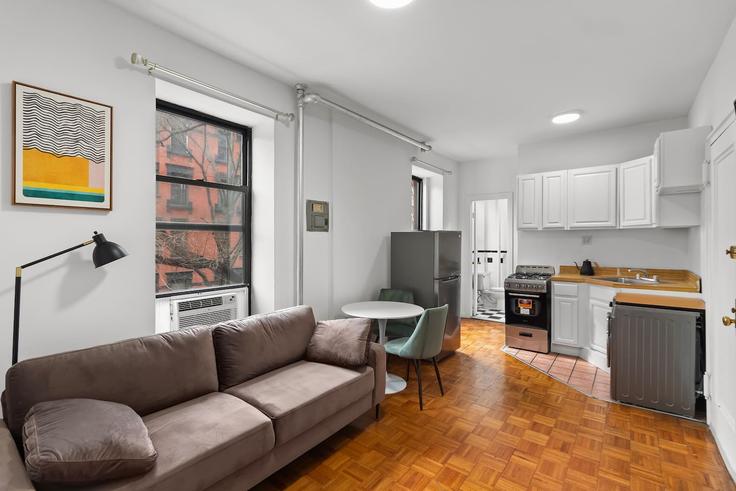 New York ManhattanのBuilding East 89th Street - furnished-club-1 - 1604407のアパートメントにある、モダンな家具を備えたエレガントなデザインのリビングルーム