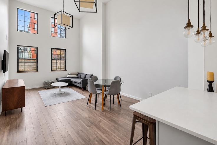 Salle de séjour élégante avec mobilier moderne dans un appartement à Building President Street - furnished-club-1 - 1604405 à Brooklyn, New York