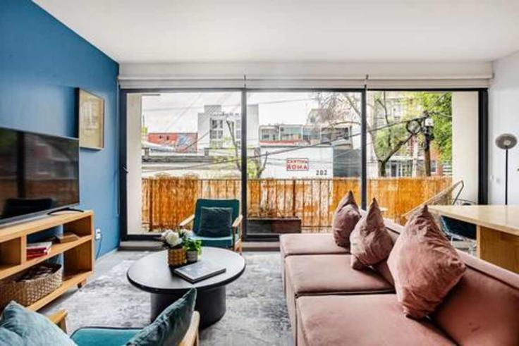 Elegant gestaltetes Wohnzimmer mit moderner Einrichtung in einer Wohnung im Building Eje 2 Sur - furnished-club - 1495793 in Mexico City, Mexico City