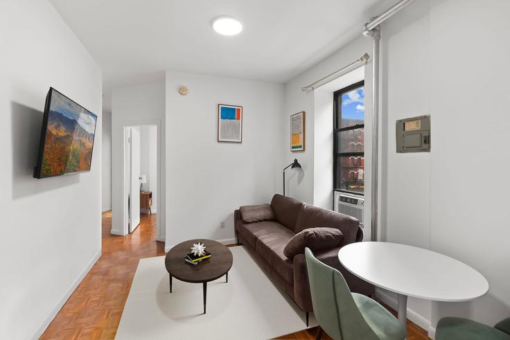 Manhattan, New York에 위치한 Building East 89th Street - furnished-club - 1495783 유닛의 세련된 인테리어가 돋보이는 거실 Manhattan, New York에 위치한 Building East 89th Street - furnished-club - 1495783 유닛의 세련된 인테리어가 돋보이는 거실